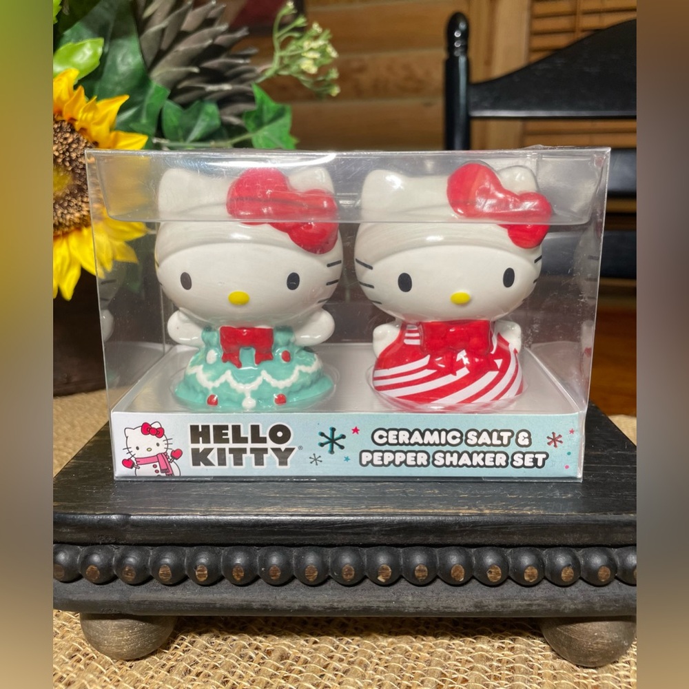 HELLO KITTY CHRISTMAS Salt & Pepper Shakers